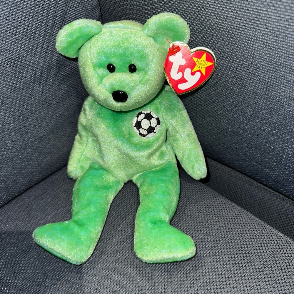 Ty Beanie Baby Kicks the Bear Green Collectible Soccer Sports 1998/1999 New